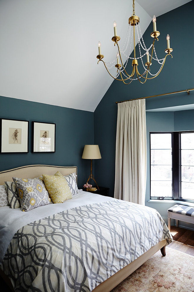 Cette photo montre une chambre chic avec un mur bleu et parquet foncé.