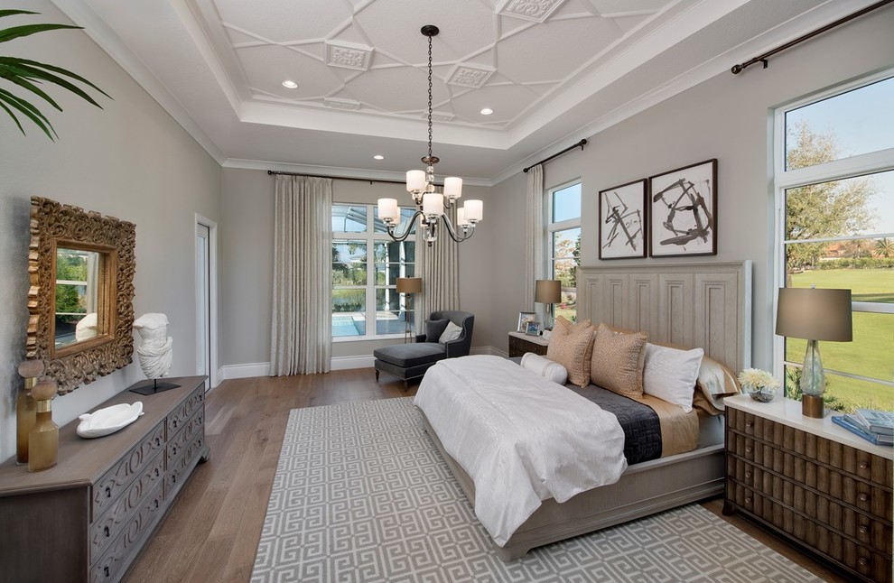 Klassisches Hauptschlafzimmer mit beiger Wandfarbe, braunem Holzboden und braunem Boden in Miami