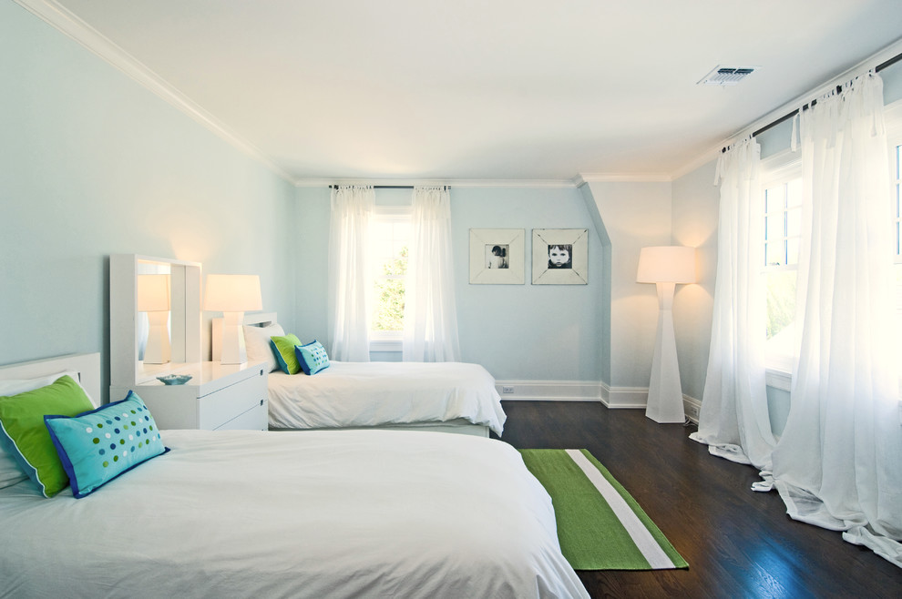 Идея дизайна: спальня в стиле неоклассика (современная классика) с синими стенами