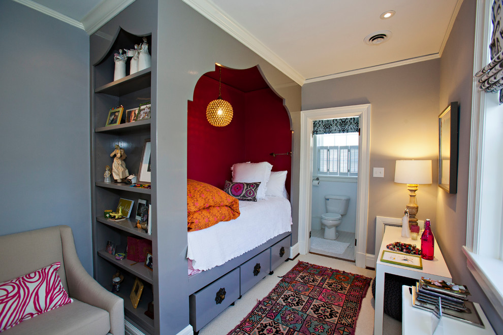 Klassisches Schlafzimmer mit grauer Wandfarbe und Teppichboden in Richmond