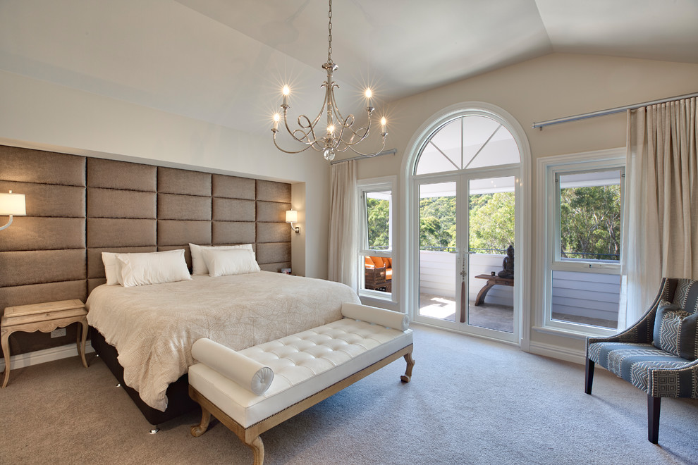 На фото: хозяйская спальня в стиле неоклассика (современная классика) с бежевыми стенами, ковровым покрытием и коричневым полом