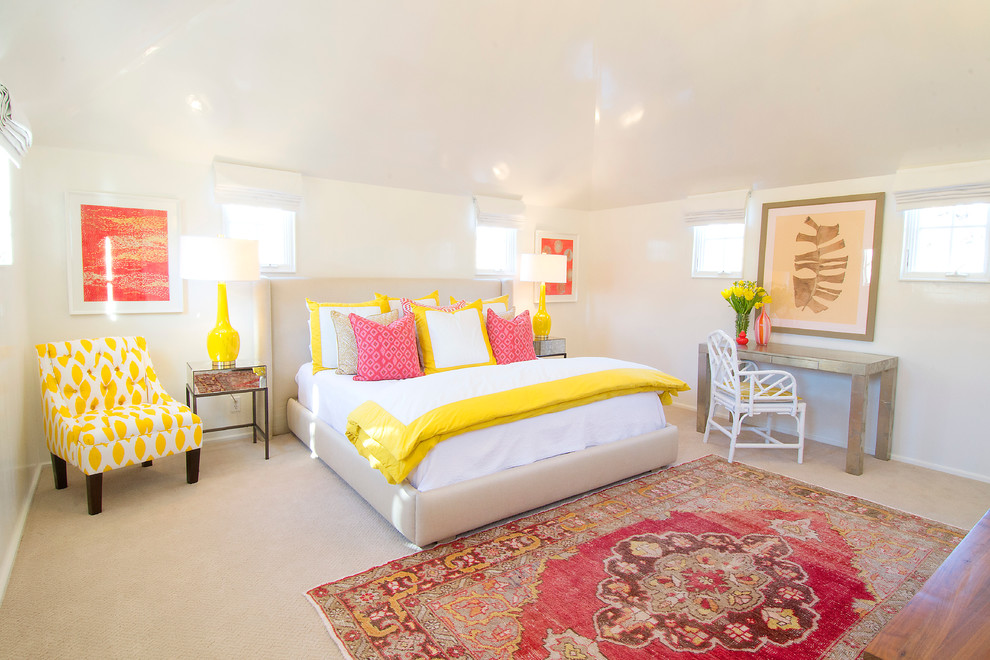 オースティンにあるトランジショナルスタイルのおしゃれな寝室 (白い壁、カーペット敷き)