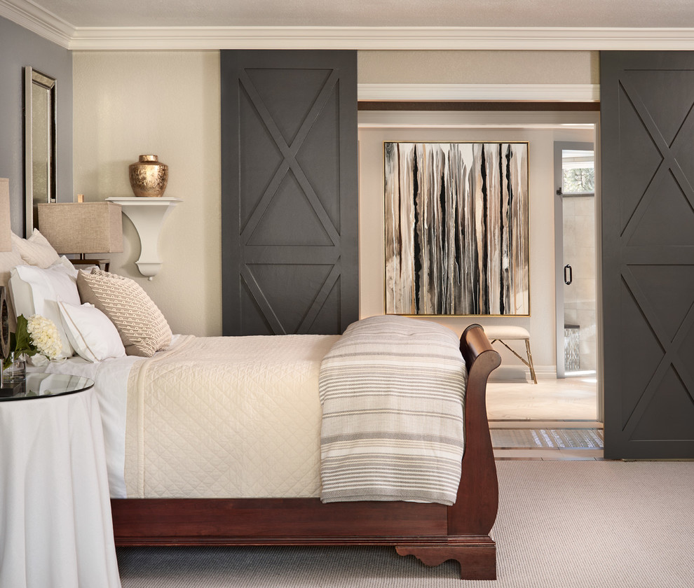 На фото: спальня в стиле неоклассика (современная классика) с бежевыми стенами и ковровым покрытием