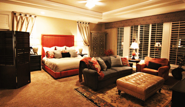 Свежая идея для дизайна: хозяйская спальня среднего размера в стиле фьюжн с бежевыми стенами и ковровым покрытием без камина - отличное фото интерьера
