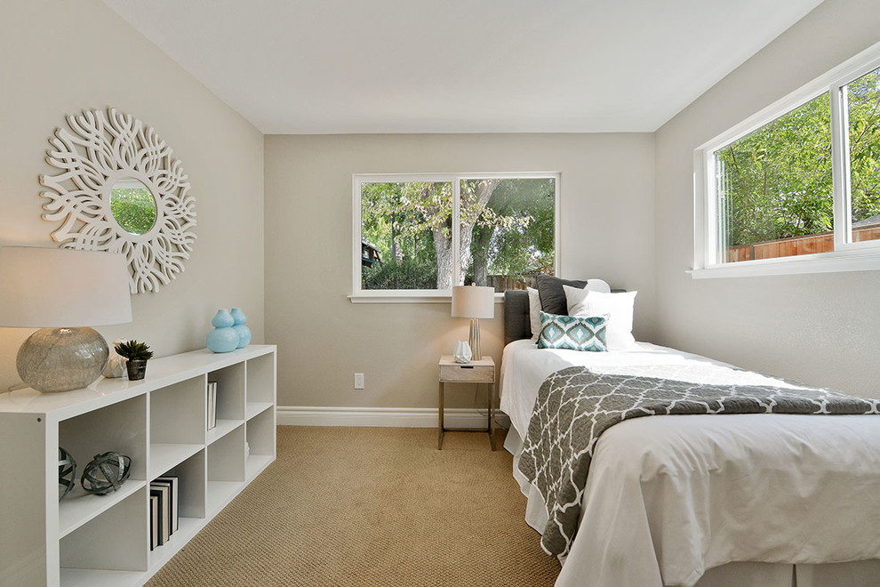 На фото: спальня в стиле неоклассика (современная классика) с бежевыми стенами и ковровым покрытием без камина с