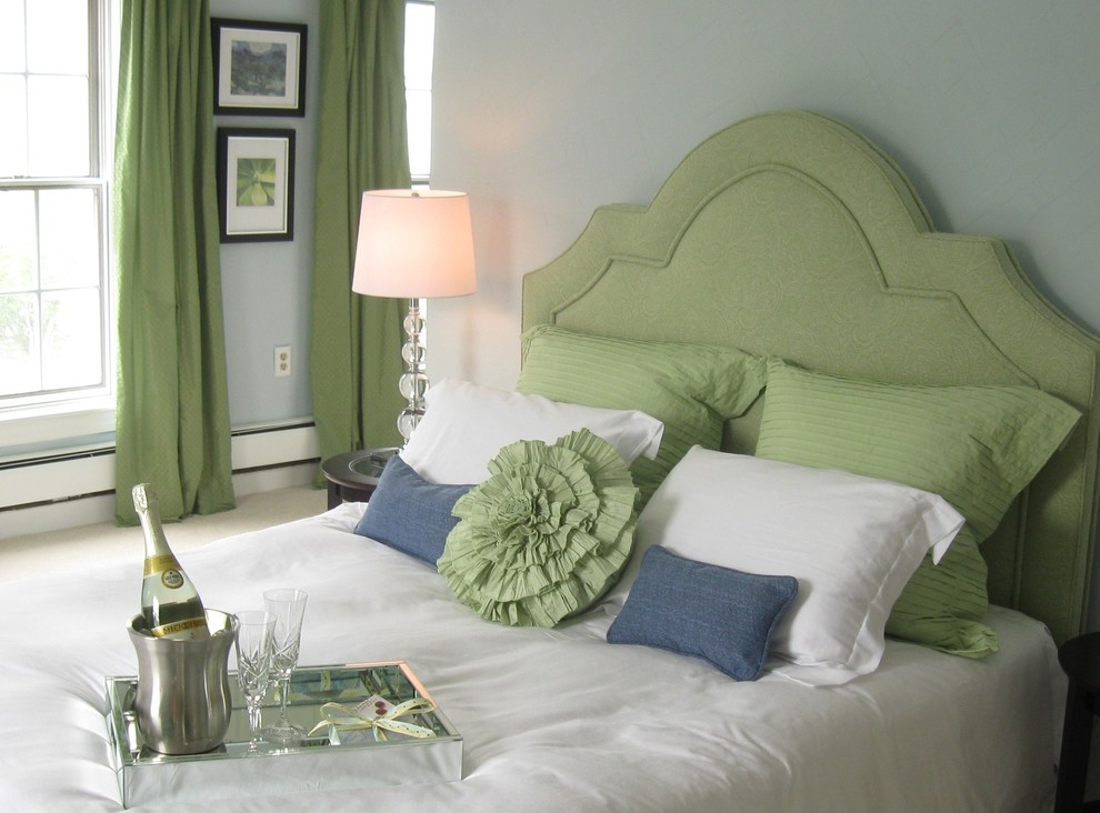 На фото: хозяйская спальня среднего размера в стиле неоклассика (современная классика) с синими стенами и ковровым покрытием без камина