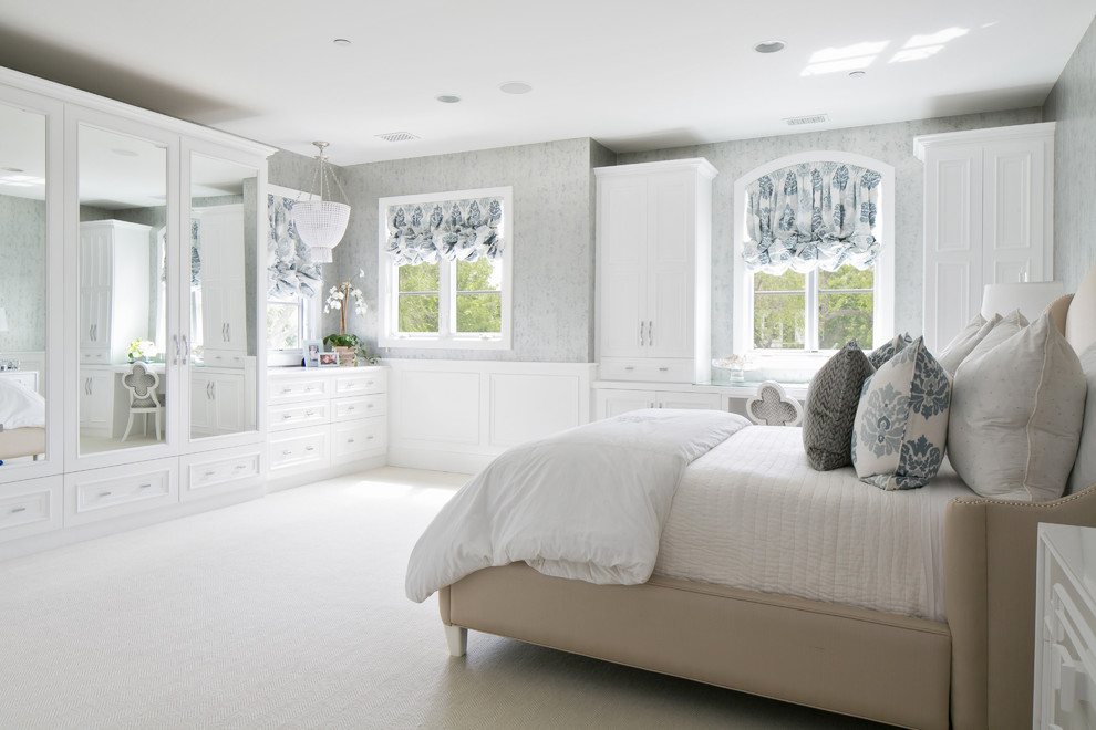 На фото: спальня в стиле неоклассика (современная классика) с серыми стенами и ковровым покрытием