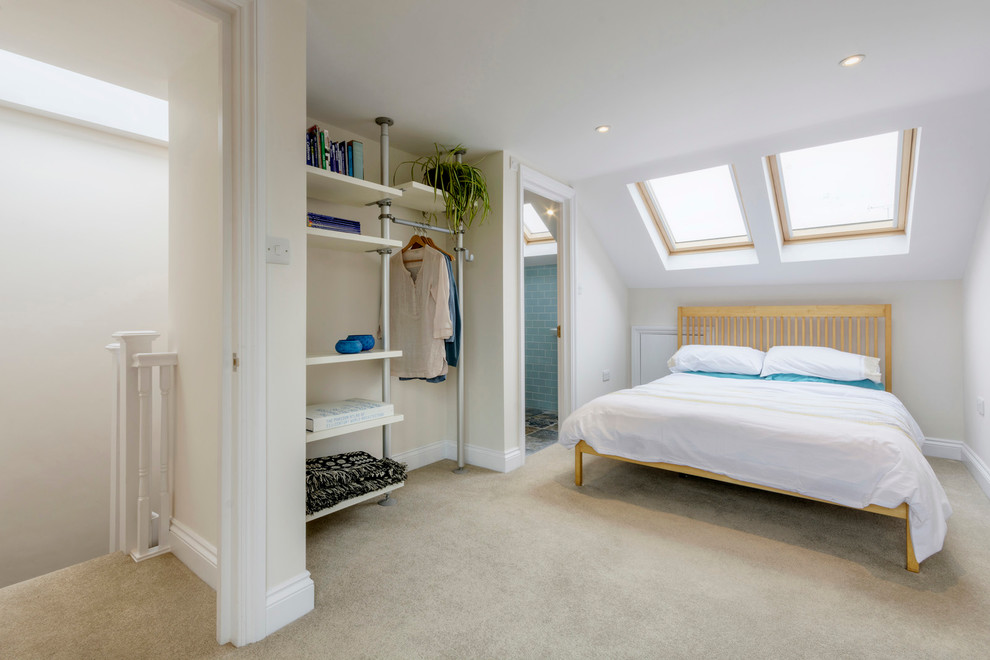 На фото: гостевая спальня среднего размера, (комната для гостей) на мансарде в стиле неоклассика (современная классика) с ковровым покрытием с