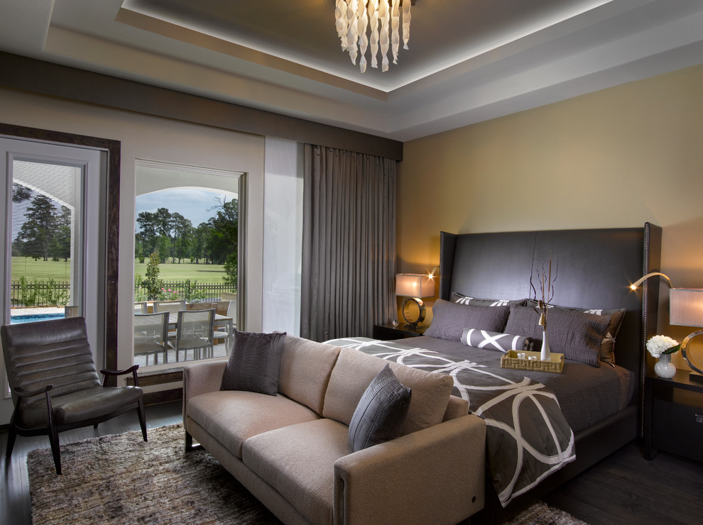Diseño de dormitorio clásico renovado con paredes beige