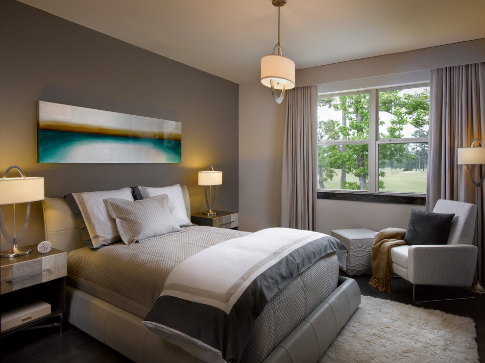 Ejemplo de dormitorio clásico renovado con paredes grises y suelo de madera oscura