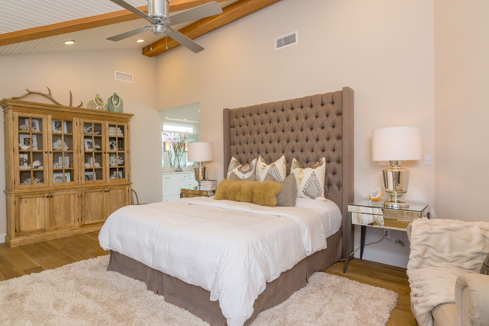 Diseño de dormitorio clásico renovado con paredes blancas y suelo de madera en tonos medios