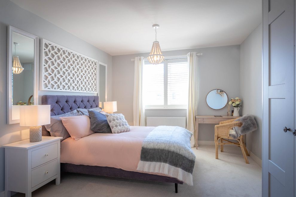 Пример оригинального дизайна: хозяйская спальня среднего размера в стиле неоклассика (современная классика) с серыми стенами, ковровым покрытием и серым полом без камина