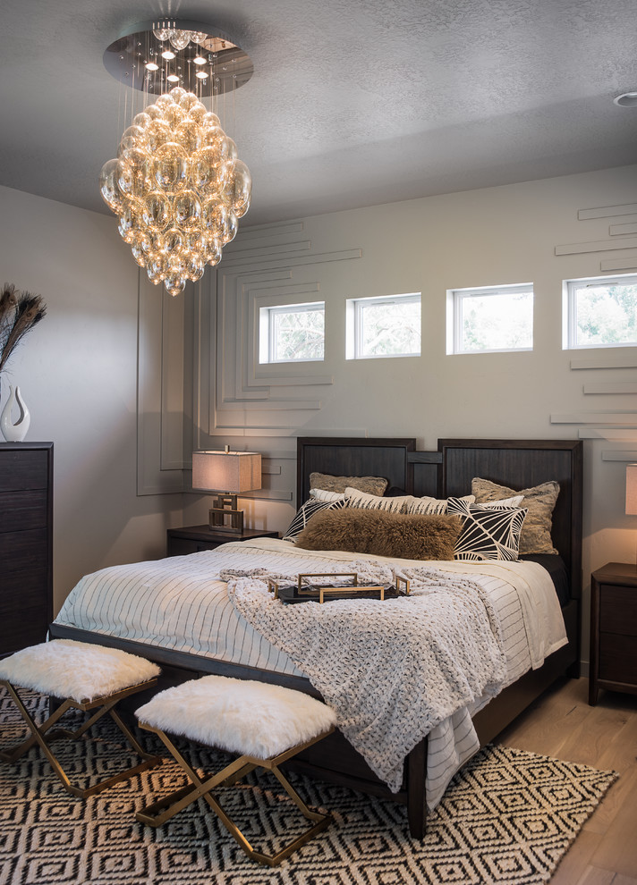 Foto de dormitorio clásico renovado con paredes grises y suelo de madera en tonos medios