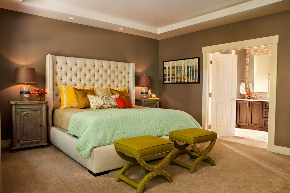 Modelo de dormitorio tradicional renovado con paredes marrones