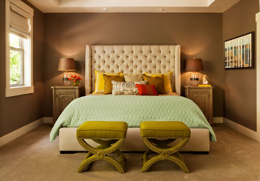 Klassisches Schlafzimmer ohne Kamin mit brauner Wandfarbe und Teppichboden in Portland