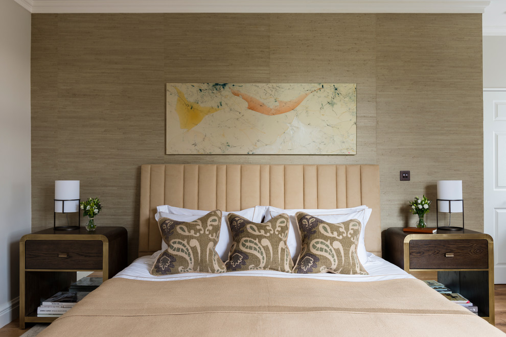 ロンドンにあるトランジショナルスタイルのおしゃれな寝室 (ベージュの壁、淡色無垢フローリング) のインテリア