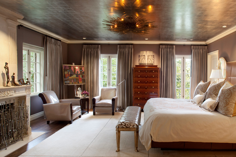 Esempio di una camera da letto classica con pareti marroni, parquet scuro e camino classico