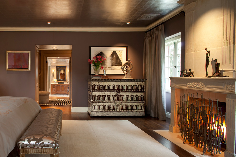 Klassisches Schlafzimmer mit brauner Wandfarbe, dunklem Holzboden und Kamin in San Francisco