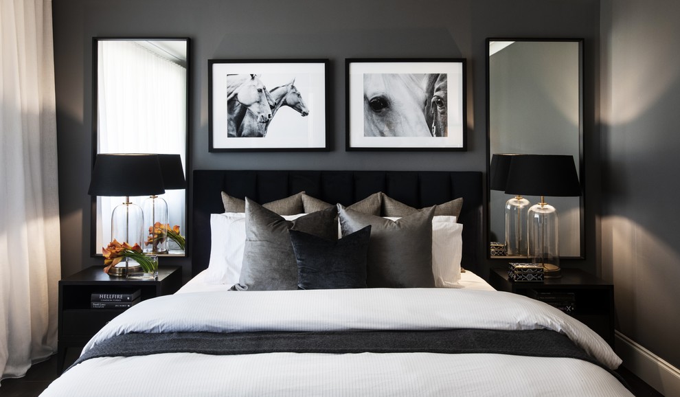 На фото: гостевая спальня среднего размера, (комната для гостей) в стиле неоклассика (современная классика) с серыми стенами, темным паркетным полом и коричневым полом без камина