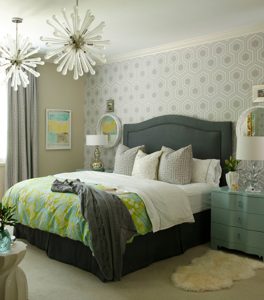 Foto de dormitorio principal clásico renovado de tamaño medio sin chimenea con paredes multicolor y moqueta