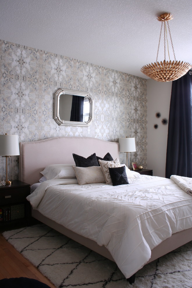 Modelo de dormitorio tradicional renovado con paredes multicolor y suelo de madera en tonos medios