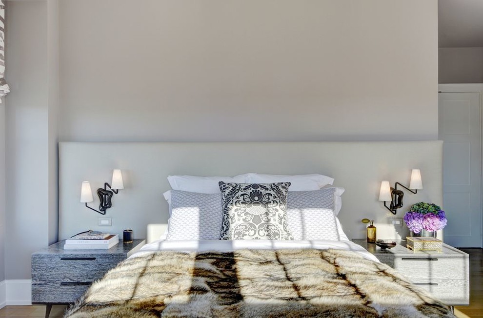 На фото: спальня в стиле неоклассика (современная классика) с белыми стенами