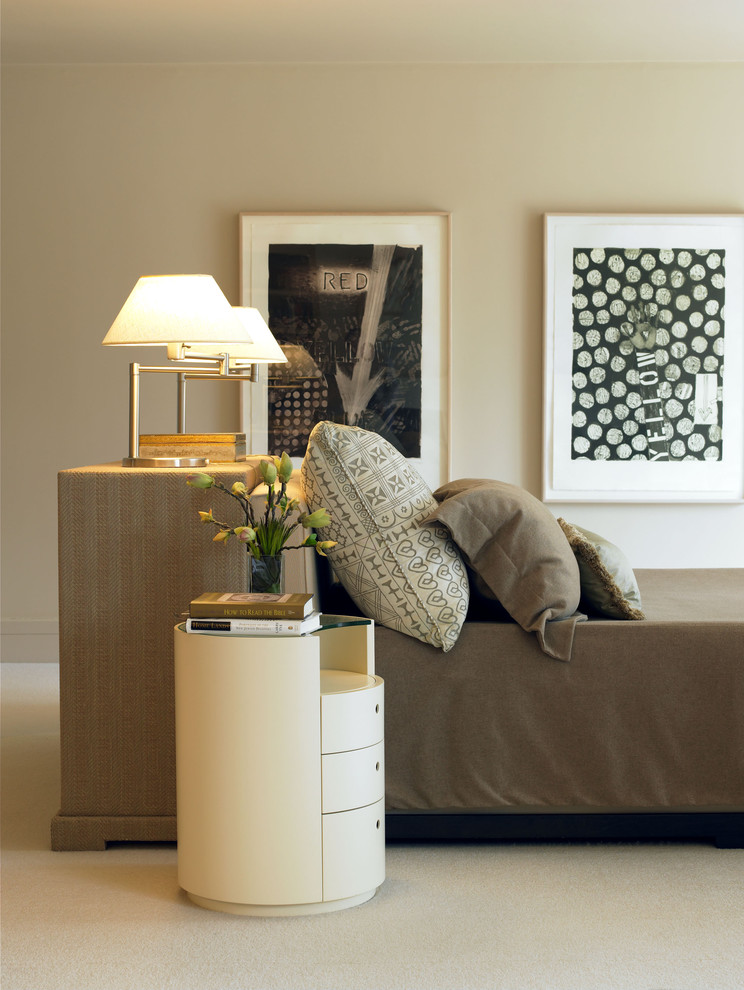 На фото: хозяйская спальня в стиле неоклассика (современная классика) с бежевыми стенами и ковровым покрытием без камина