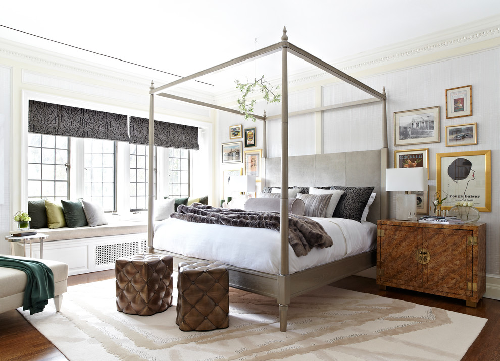 Modelo de dormitorio tradicional renovado con paredes grises y suelo de madera oscura