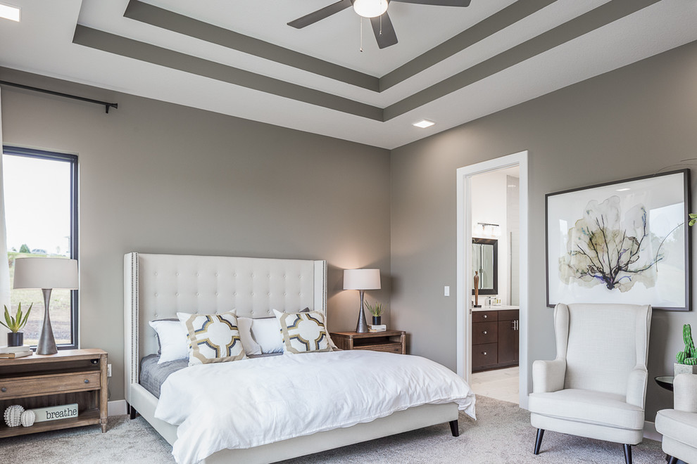 Пример оригинального дизайна: хозяйская спальня в стиле неоклассика (современная классика) с серыми стенами, ковровым покрытием и серым полом