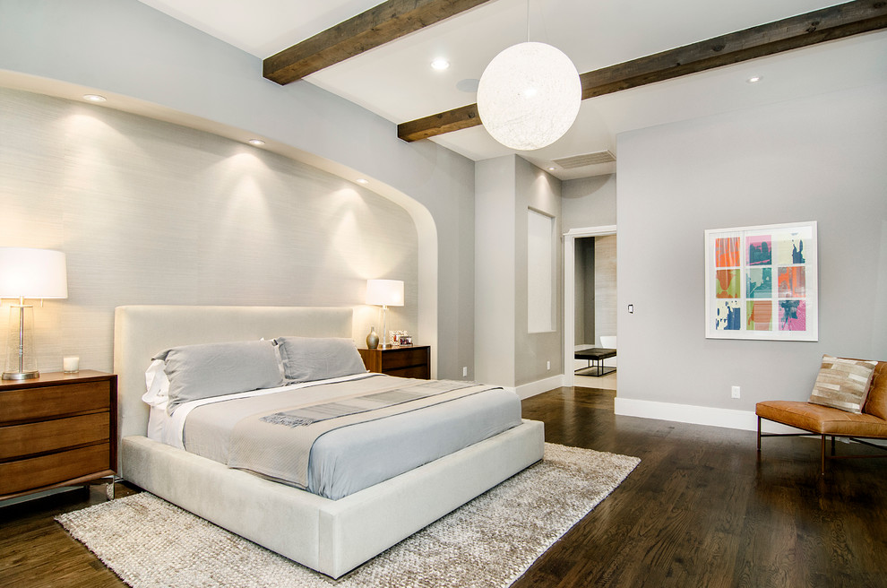 Modelo de dormitorio principal clásico renovado con paredes grises y suelo de madera oscura