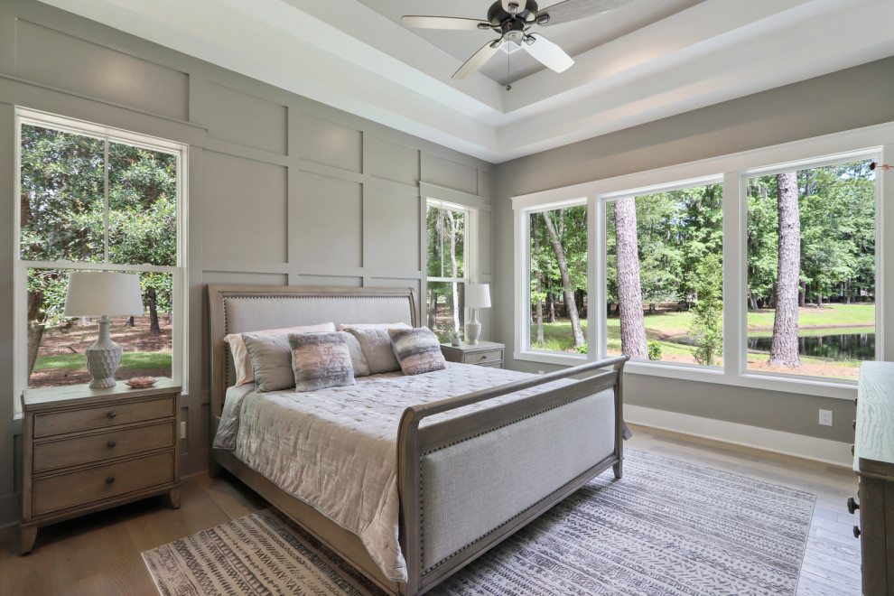 Klassisches Gästezimmer ohne Kamin mit grauer Wandfarbe, braunem Holzboden, braunem Boden, eingelassener Decke und Wandpaneelen in Atlanta