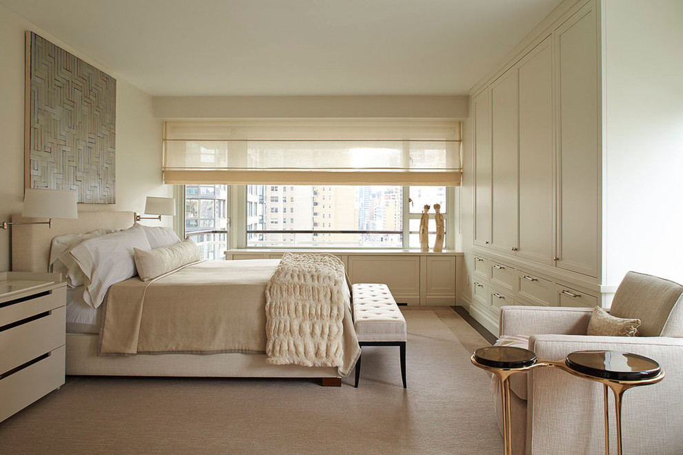 Klassisches Hauptschlafzimmer mit beiger Wandfarbe in New York