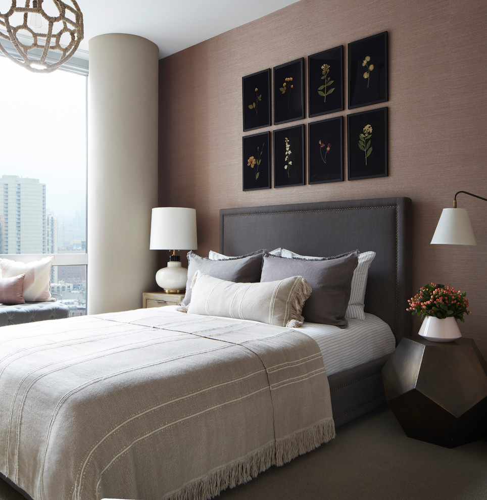 На фото: гостевая спальня (комната для гостей) в стиле неоклассика (современная классика) с бежевыми стенами, ковровым покрытием и бежевым полом с