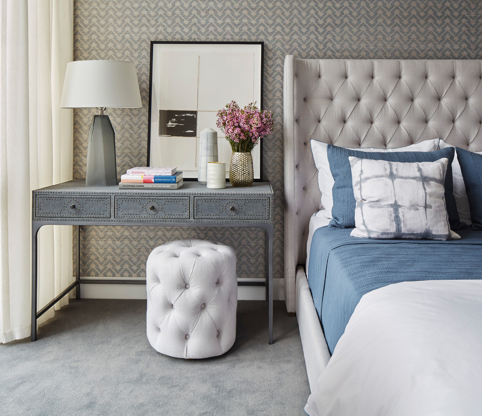 Свежая идея для дизайна: гостевая спальня (комната для гостей) в стиле неоклассика (современная классика) с ковровым покрытием, серым полом и серыми стенами - отличное фото интерьера