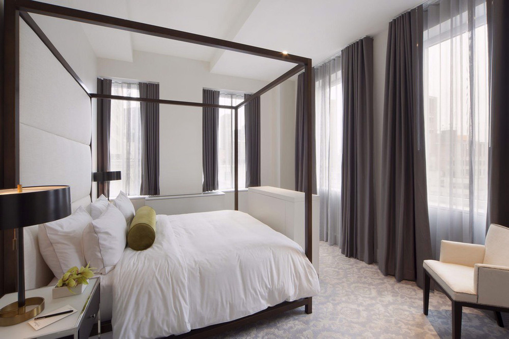 На фото: большая хозяйская, серо-белая спальня в стиле неоклассика (современная классика) с белыми стенами и ковровым покрытием без камина с