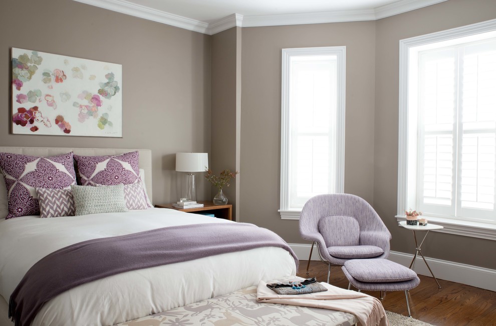 Foto de dormitorio clásico renovado con paredes beige y suelo de madera oscura
