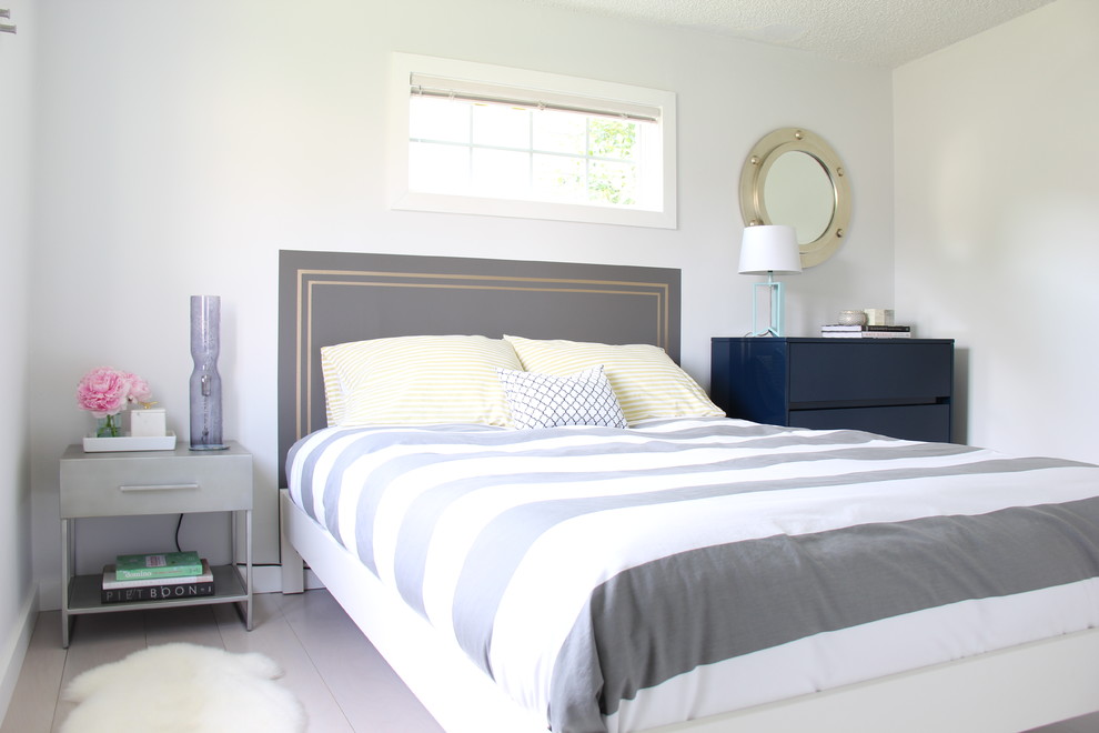 На фото: гостевая спальня среднего размера, (комната для гостей) в стиле неоклассика (современная классика) с серыми стенами и деревянным полом