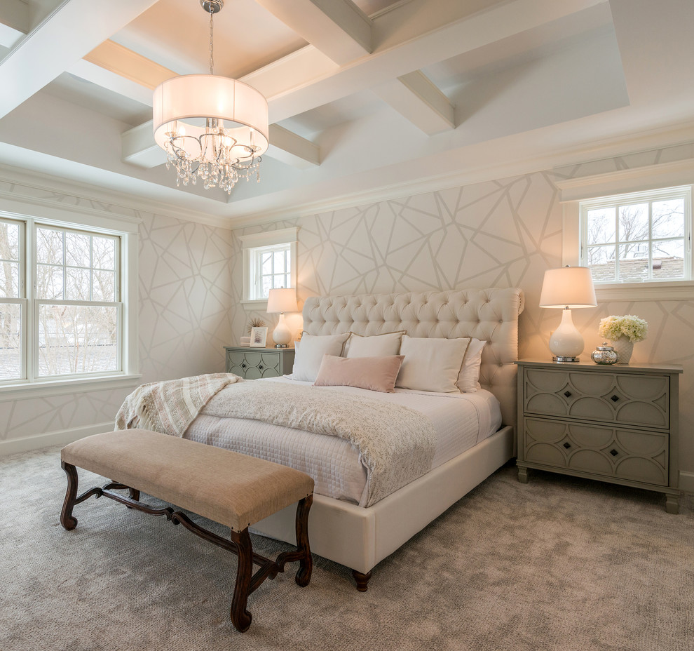 Источник вдохновения для домашнего уюта: хозяйская спальня в стиле неоклассика (современная классика) с ковровым покрытием, белыми стенами и серым полом