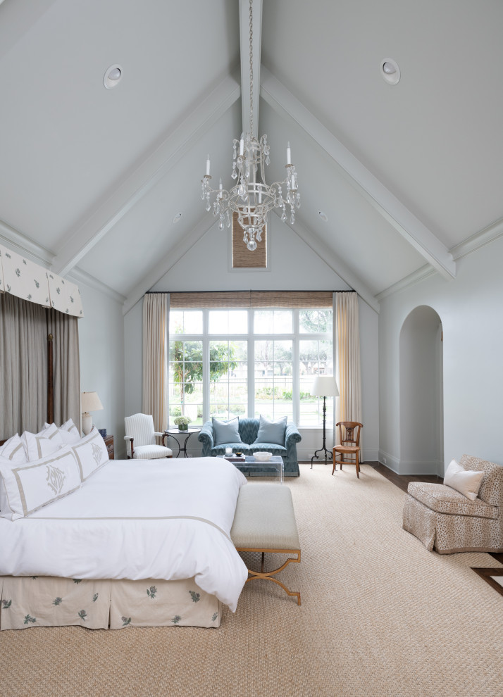 Modelo de dormitorio principal tradicional renovado extra grande con paredes grises, suelo de madera en tonos medios y suelo marrón