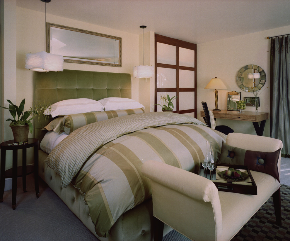 Идея дизайна: хозяйская спальня в стиле неоклассика (современная классика) с бежевыми стенами и ковровым покрытием