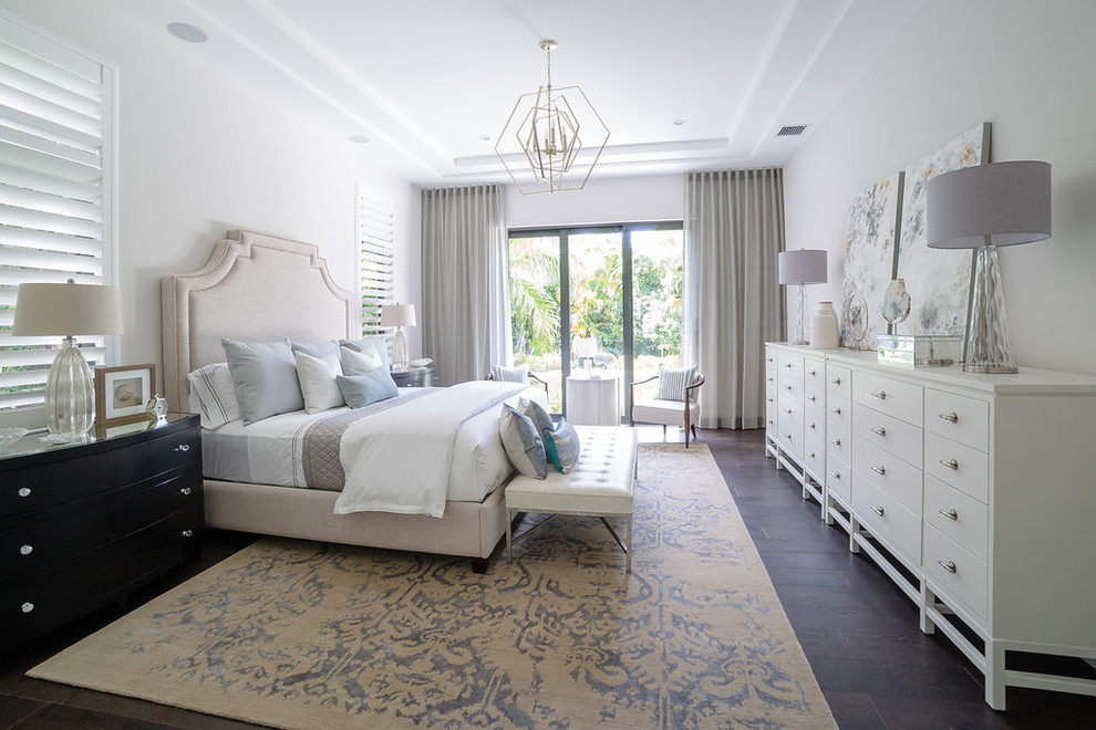 Modelo de dormitorio clásico renovado con paredes blancas, suelo de madera oscura y suelo marrón
