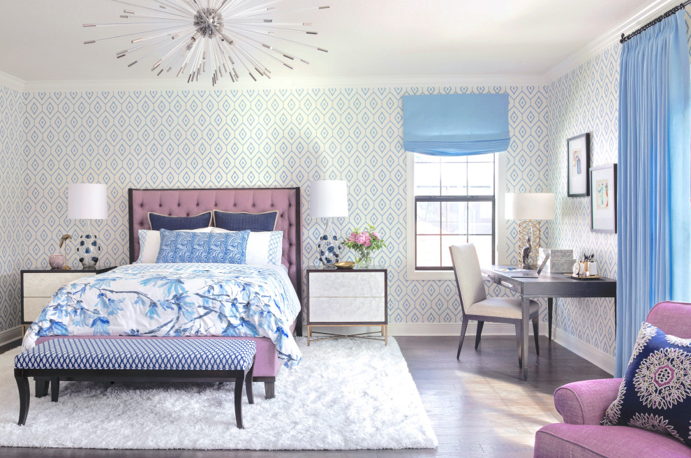 Ispirazione per un'ampia camera degli ospiti chic con pareti blu, pavimento in legno massello medio, pavimento marrone e carta da parati