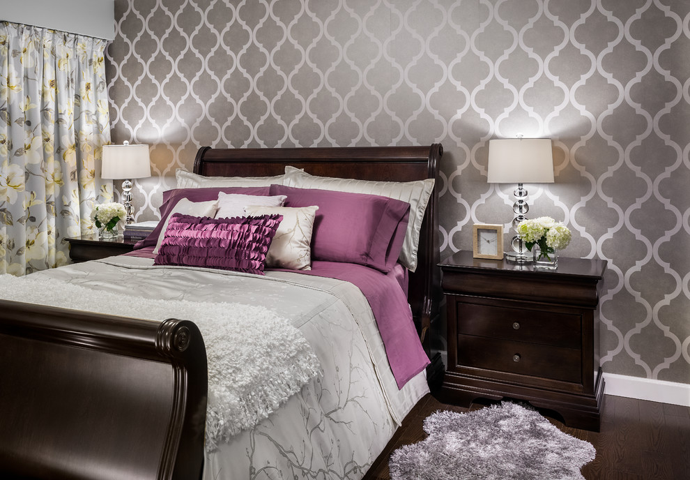 Идея дизайна: гостевая спальня среднего размера, (комната для гостей) в стиле неоклассика (современная классика) с разноцветными стенами, темным паркетным полом и коричневым полом без камина