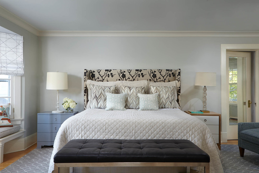 ミネアポリスにある広いトランジショナルスタイルのおしゃれな主寝室 (グレーの壁、淡色無垢フローリング)