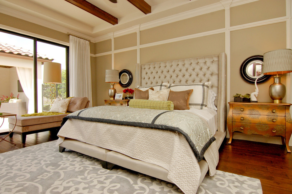 Klassisches Schlafzimmer mit beiger Wandfarbe und dunklem Holzboden in Orlando