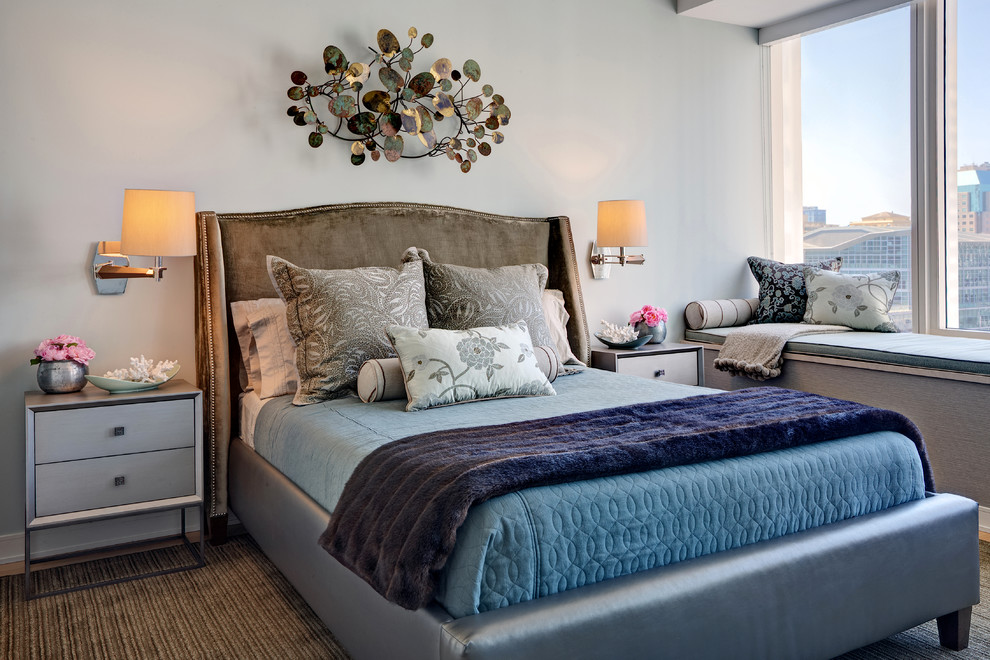 Стильный дизайн: хозяйская спальня среднего размера в стиле неоклассика (современная классика) с серыми стенами и светлым паркетным полом без камина - последний тренд