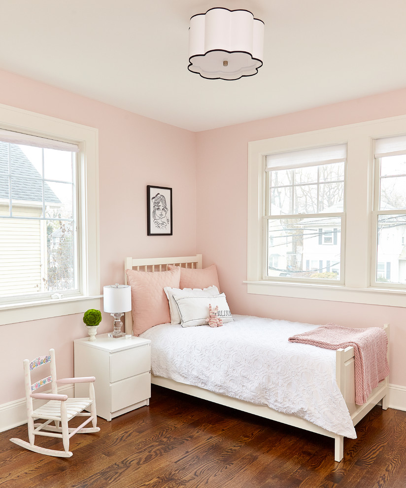 Идея дизайна: спальня в стиле неоклассика (современная классика) с розовыми стенами, темным паркетным полом и коричневым полом