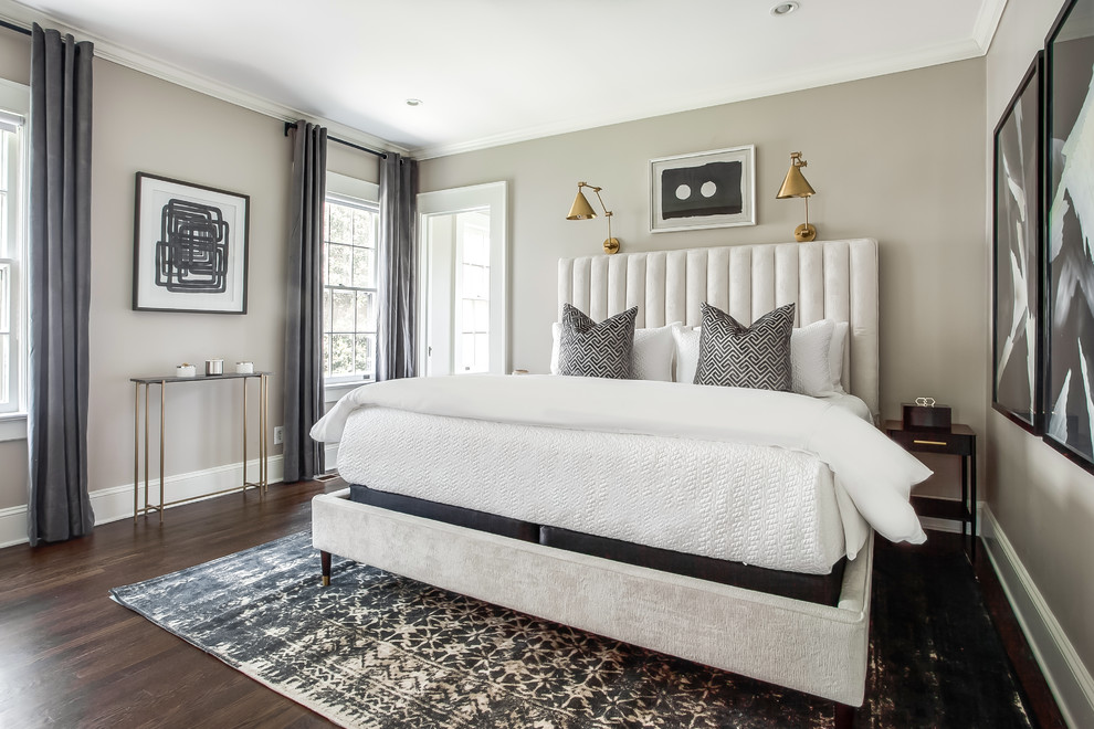 Modelo de dormitorio clásico renovado con paredes grises, suelo de madera oscura y suelo marrón