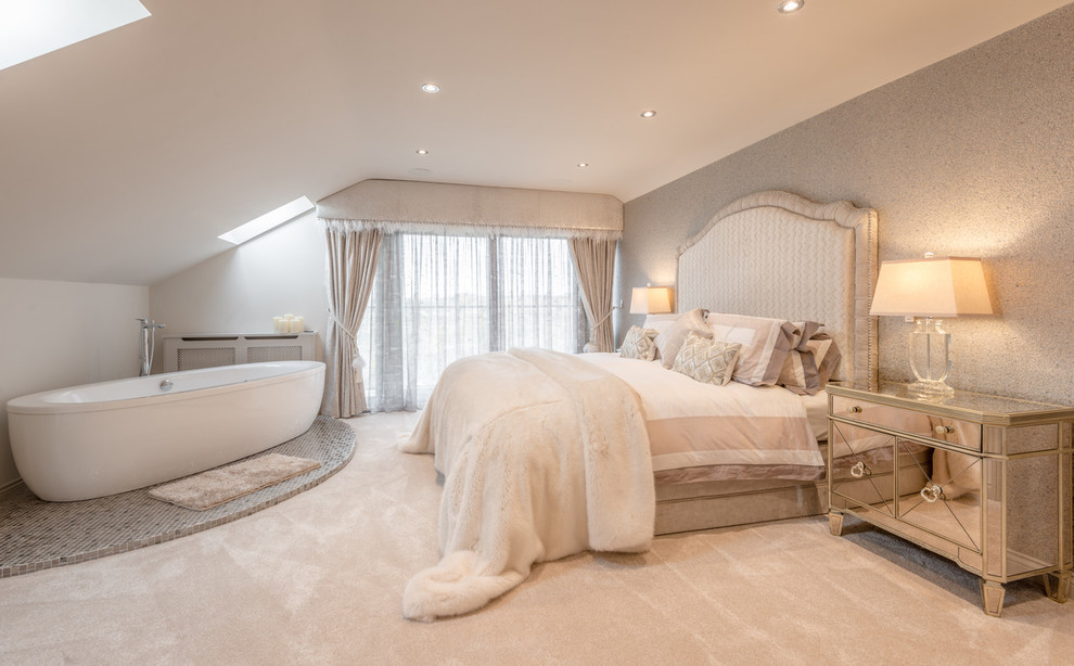 Свежая идея для дизайна: хозяйская спальня в стиле неоклассика (современная классика) с серыми стенами, ковровым покрытием и бежевым полом без камина - отличное фото интерьера