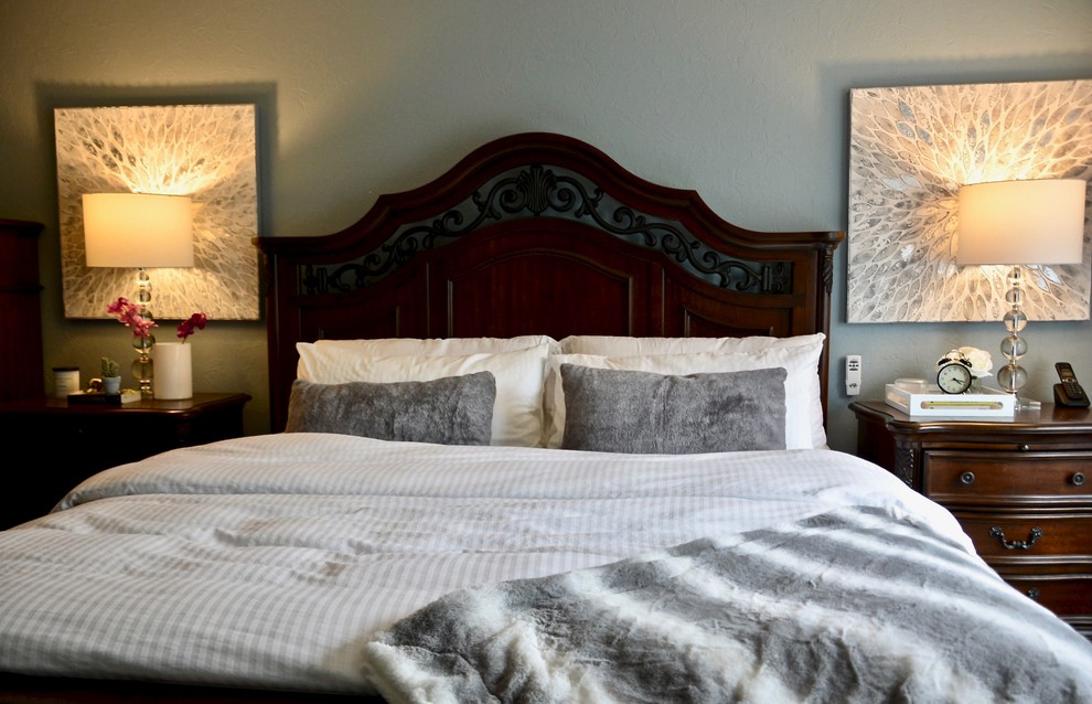 На фото: большая хозяйская спальня в стиле неоклассика (современная классика) с синими стенами, темным паркетным полом и коричневым полом